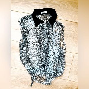 Equipment sleeveless blouse